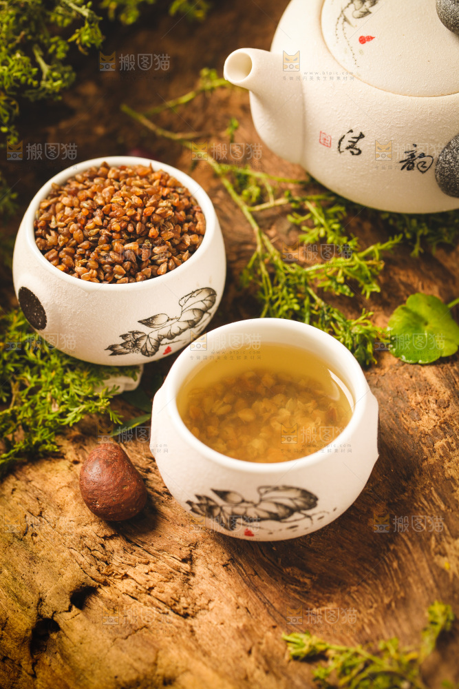木底上放着一杯荞麦茶