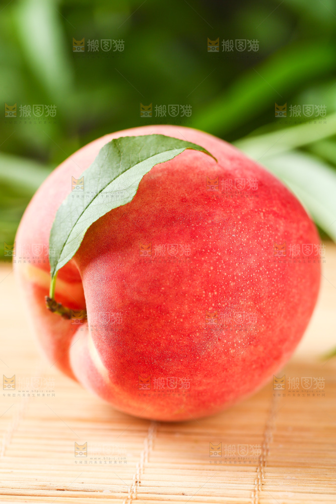 木垫上放着陕西水蜜桃