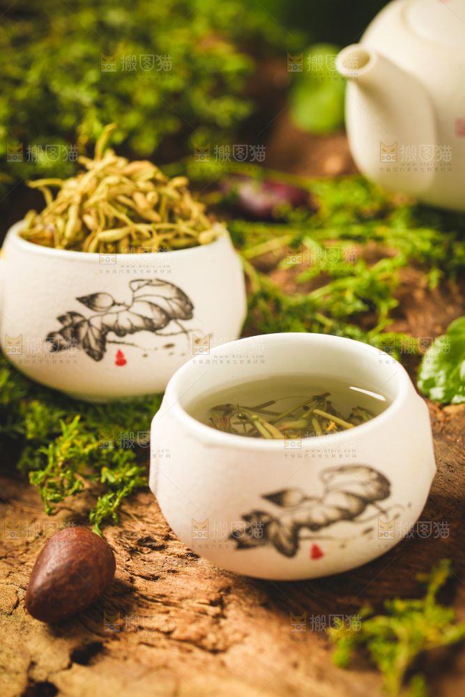 木底上放着一杯金银花茶