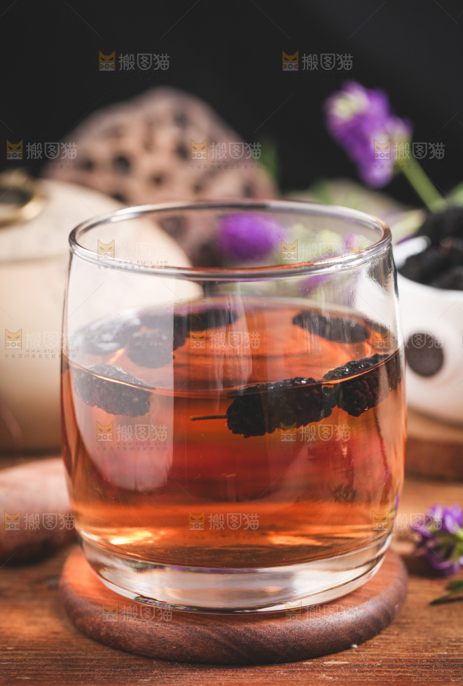 深底上放着一杯桑葚干泡水