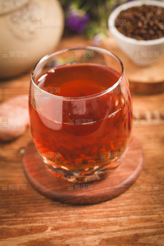 木底上放着一杯决明子茶