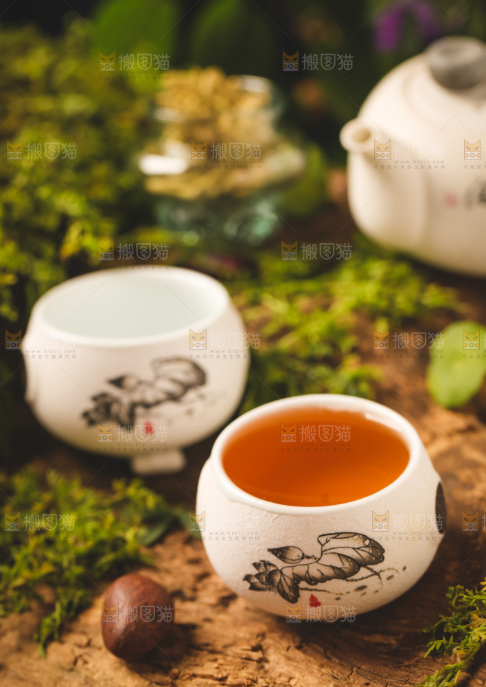 深底上放着一杯决明子茶