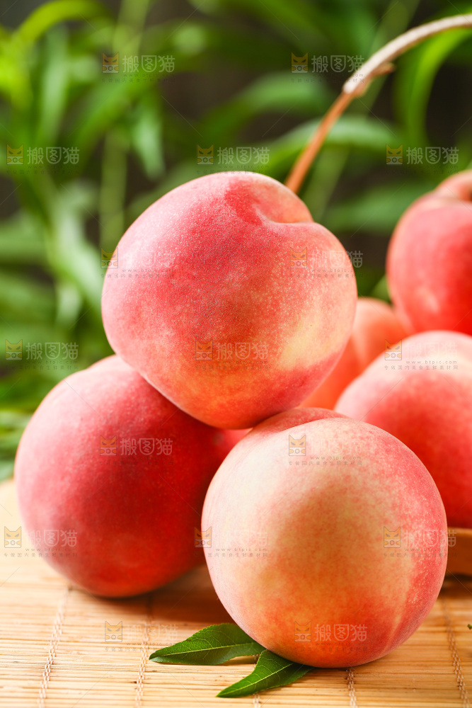 木垫上放着陕西水蜜桃