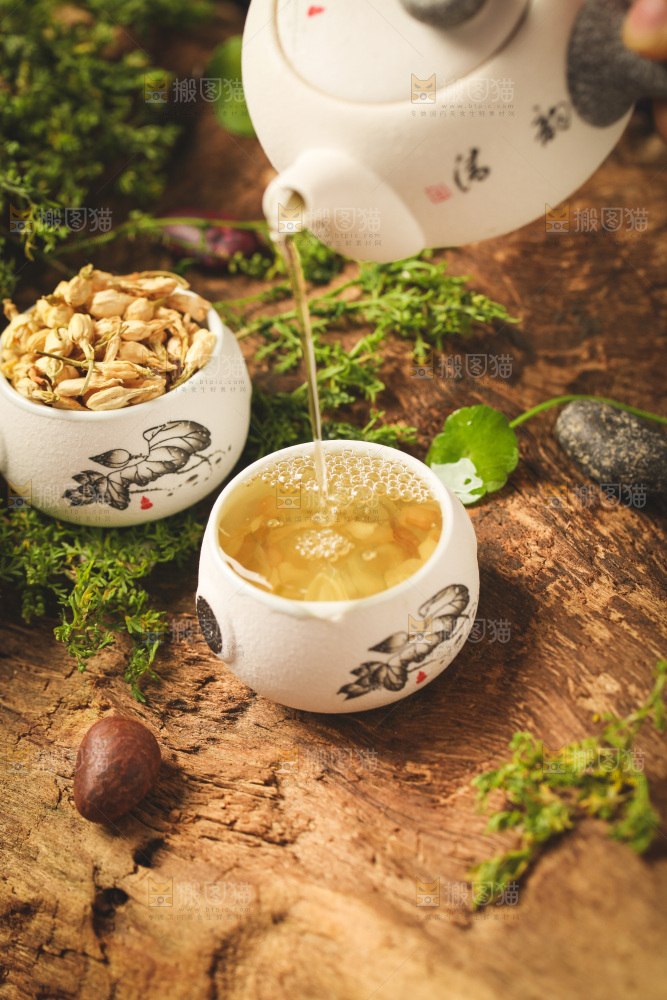 木底上放着一杯茉莉花茶