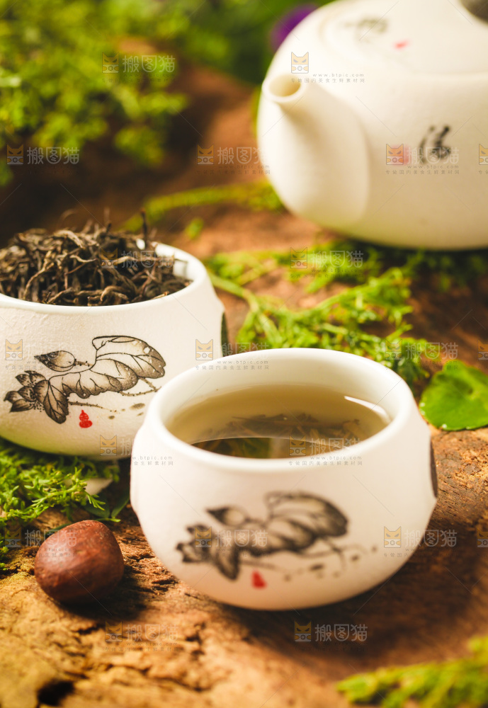 木底上放着一杯毛尖茶