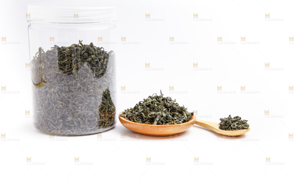 碟子里装着茶叶