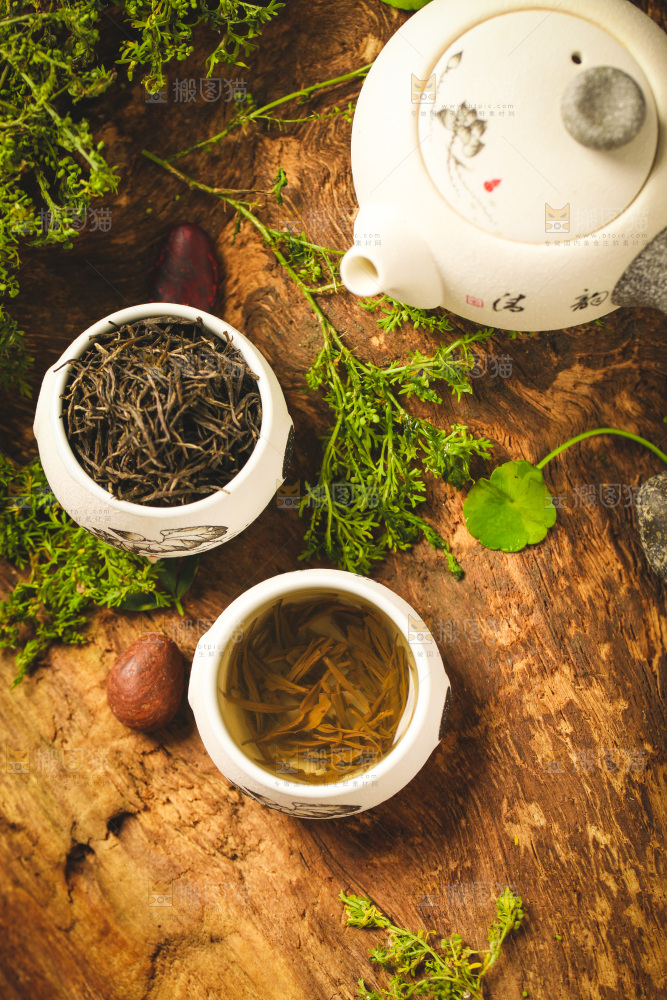 木底上放着一杯毛尖茶
