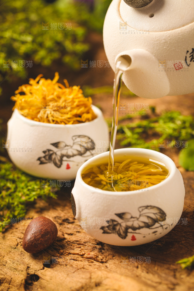 木底上放着一杯金丝皇菊茶
