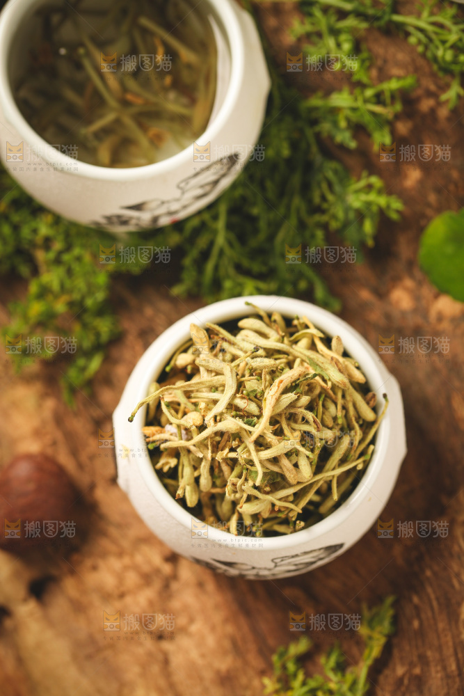 杯子里装着金银花