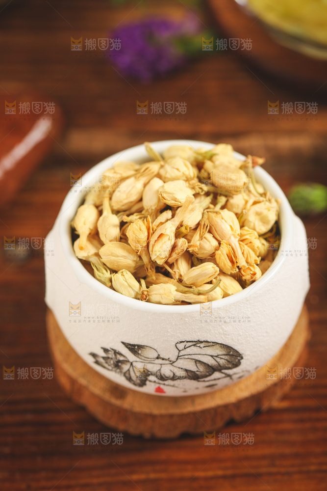 杯子里装着茉莉花