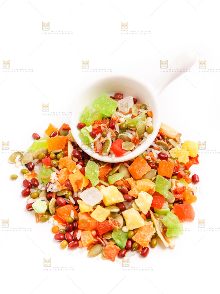 白底上摆放着水果粥食材