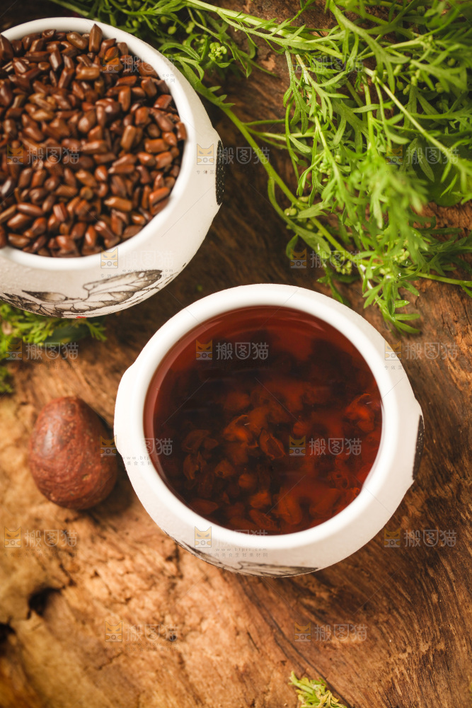 杯子里装着决明子茶
