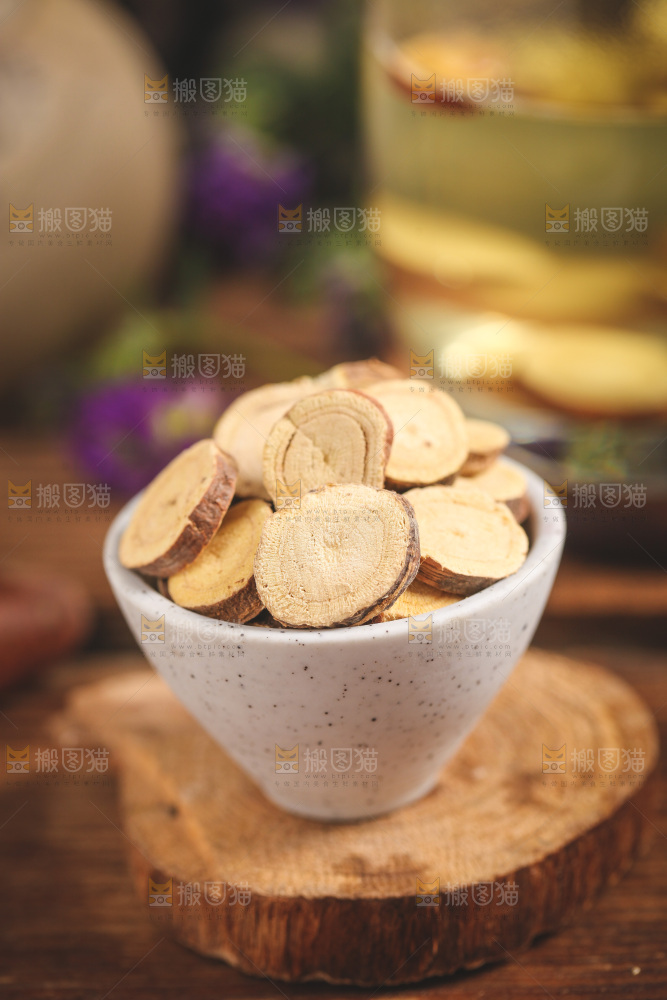 杯子里放着甘草片