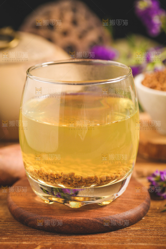 木底上放着一杯苦荞茶