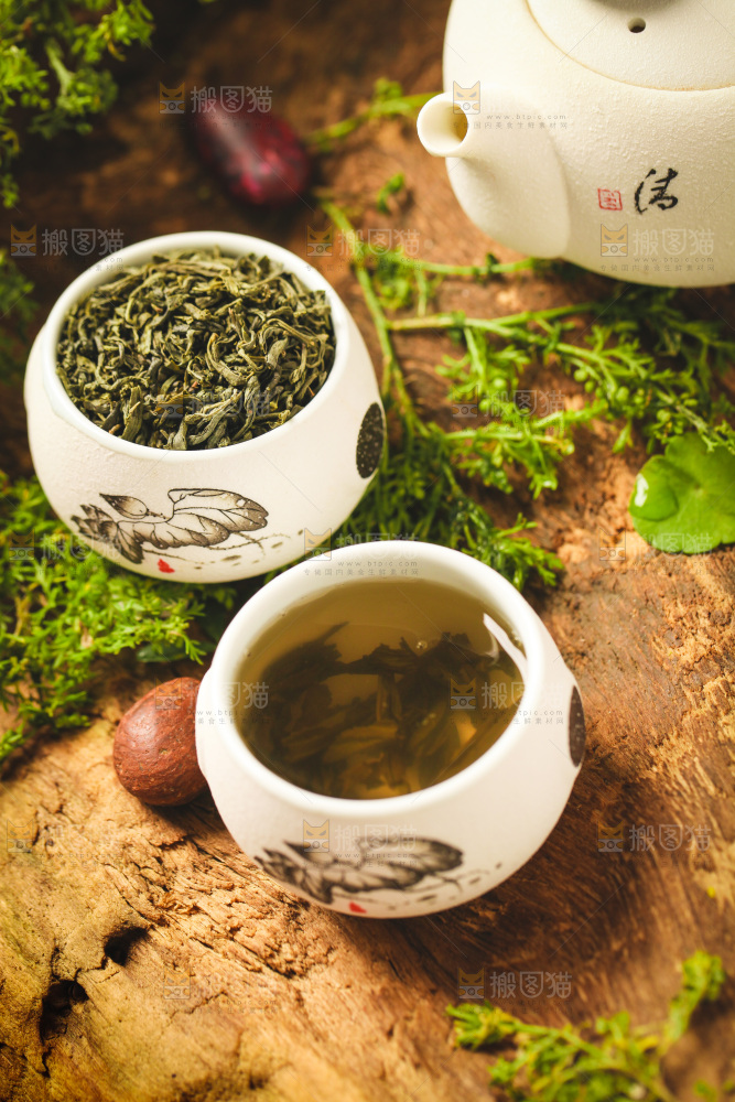 木底上放着一杯绿茶