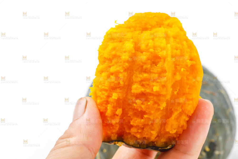手里拿着绿贝贝南瓜
