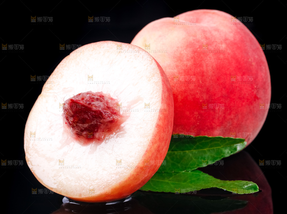 黑底上摆放着毛桃
