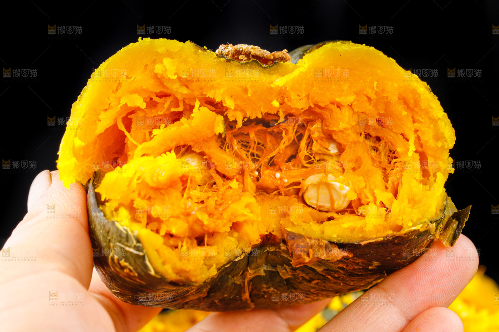 手里拿着板栗南瓜