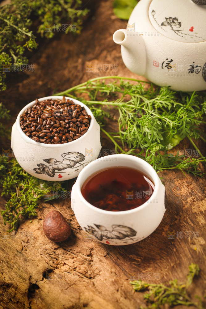 杯子里装着决明子茶
