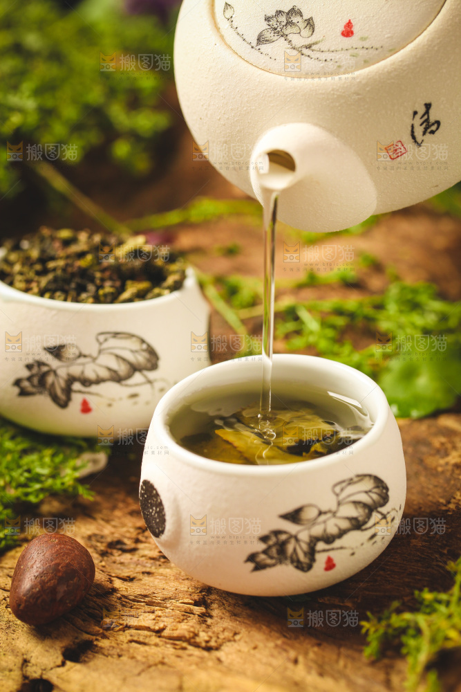 木底上放着一杯乌龙茶