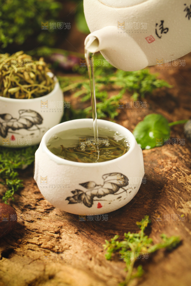 木底上放着一杯金银花茶