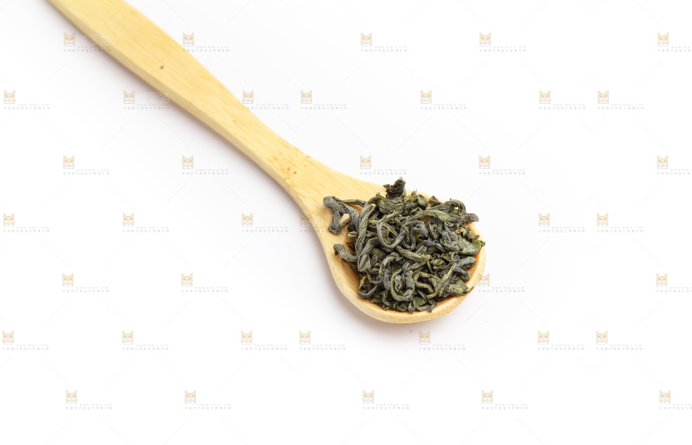 勺子上放着茶叶