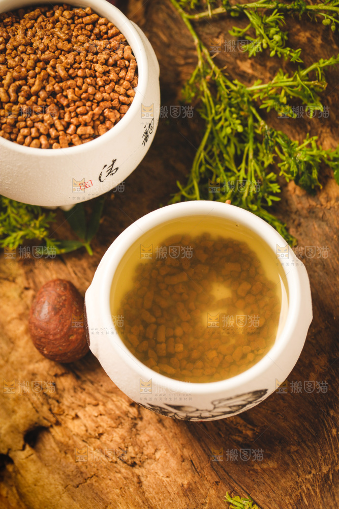 木底上放着一杯苦荞茶