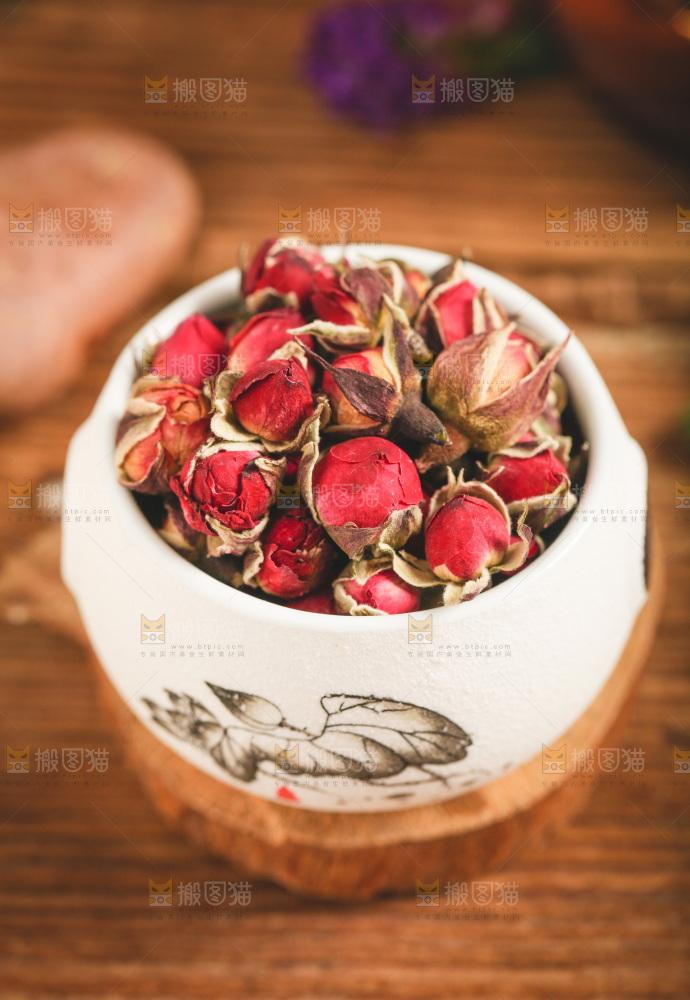 杯子里装着干玫瑰花
