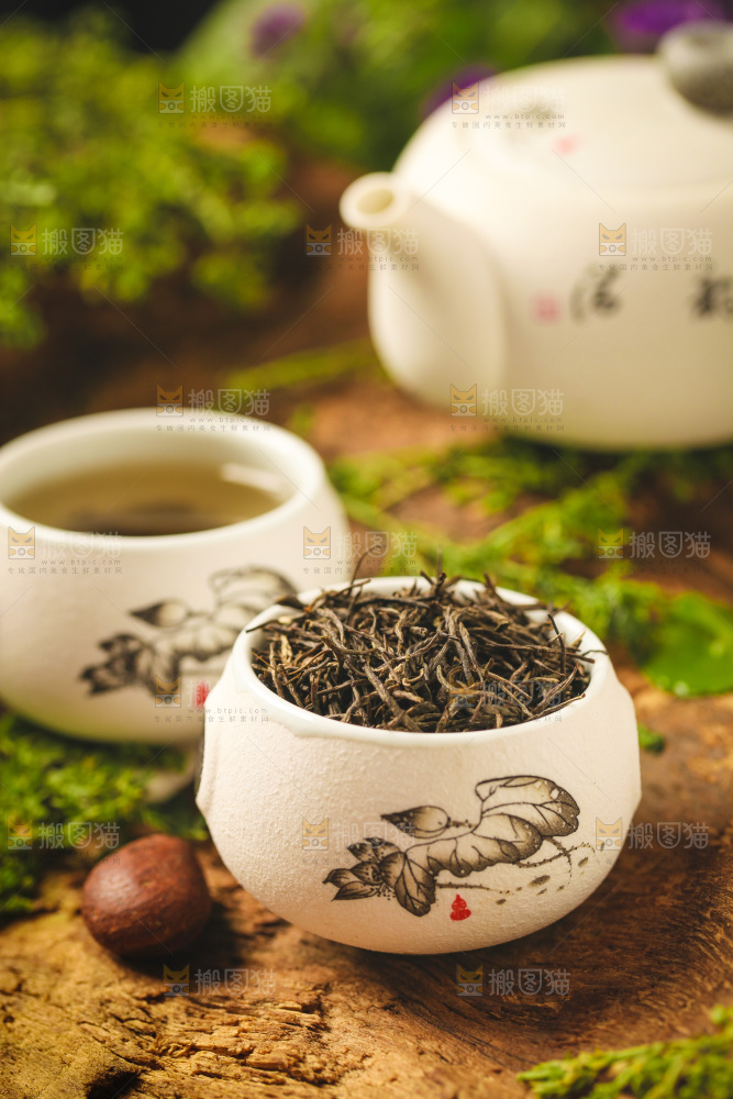 杯子里装着毛尖茶茶叶