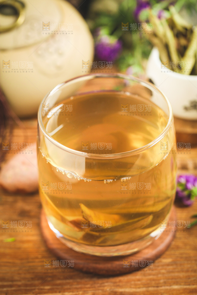 深底上放着一杯芦荟干茶