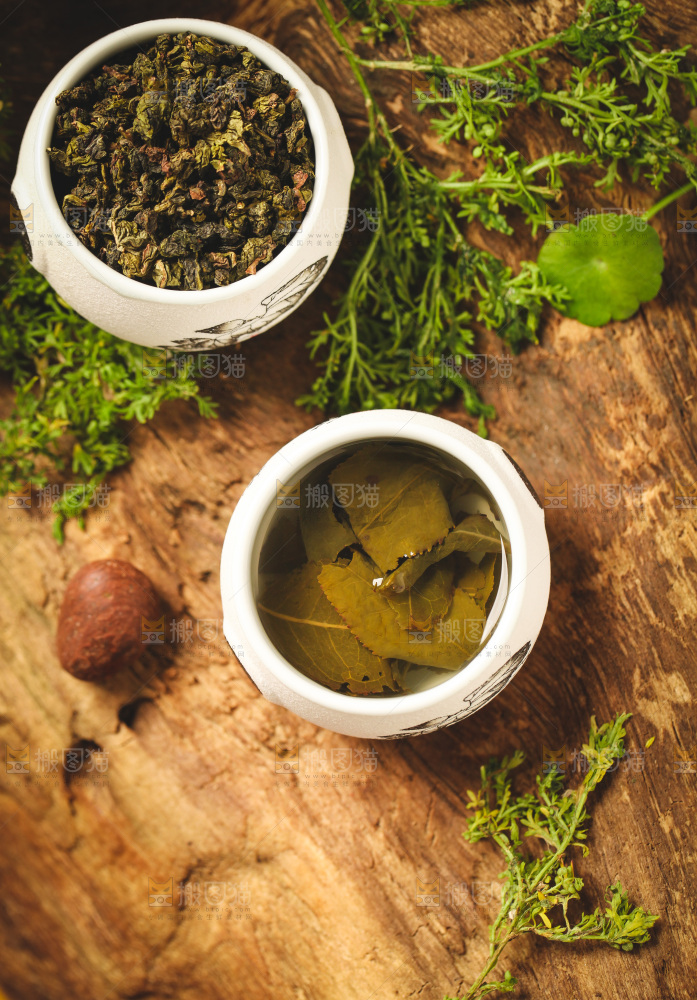 木底上放着一杯乌龙茶