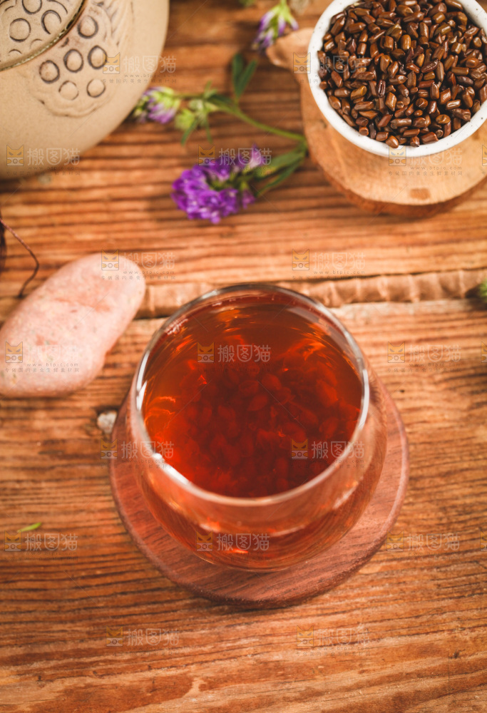 木底上放着一杯决明子茶