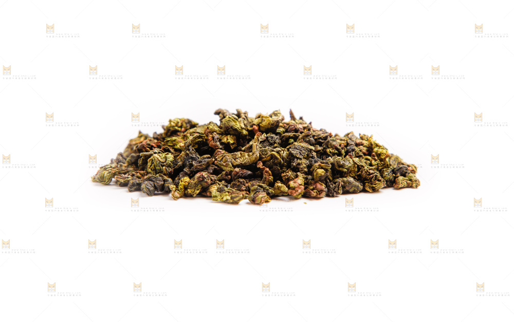 白底上摆放着乌龙茶