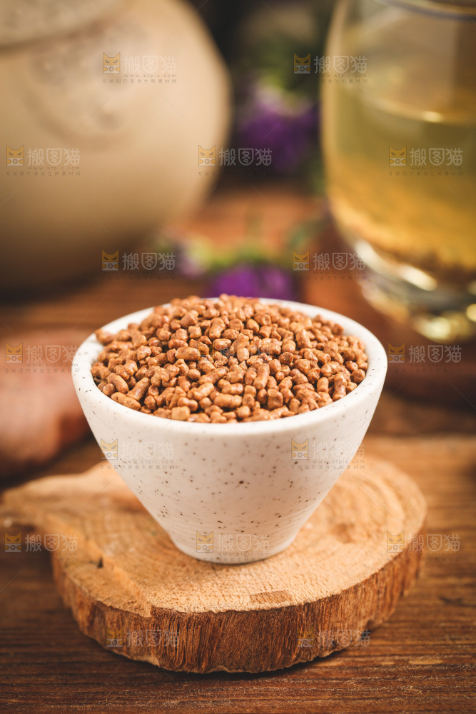 杯子里装着苦荞