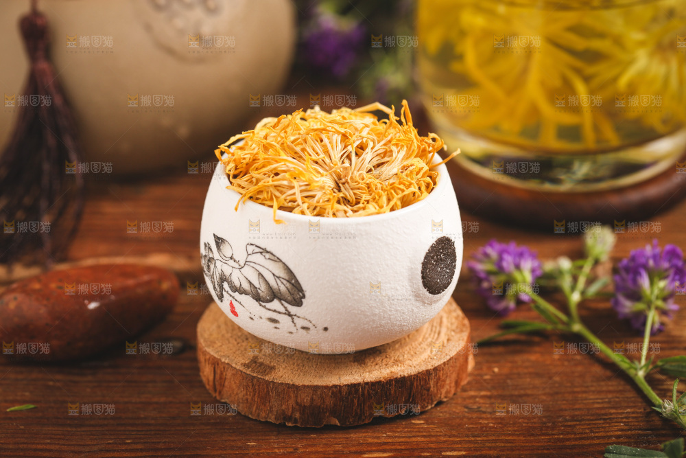 杯子里装着金丝皇菊