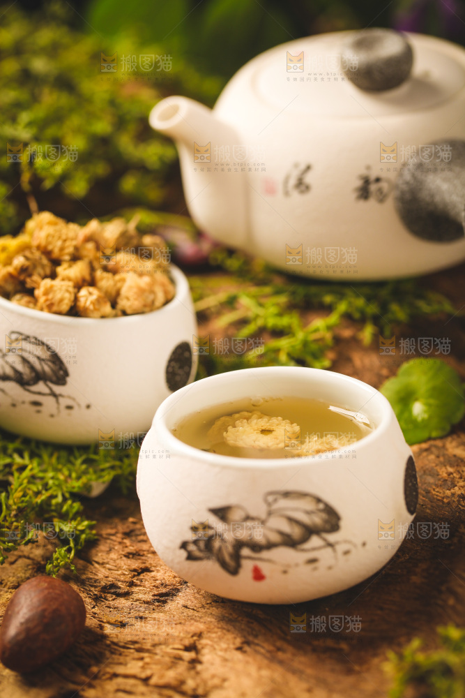 深底上放着一杯白菊花茶