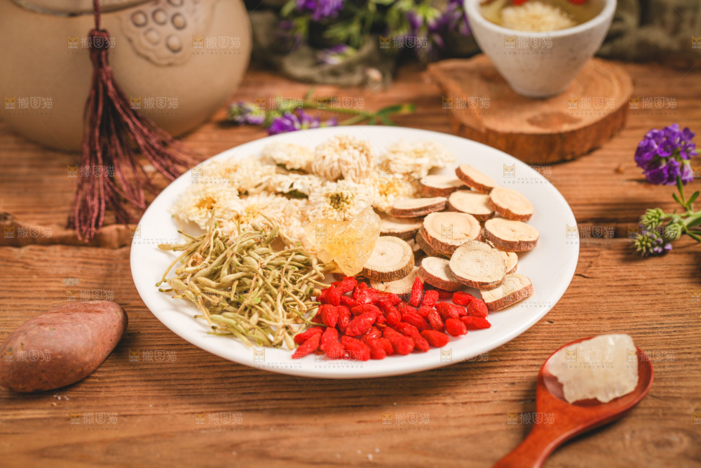 盘子里装着花茶食材