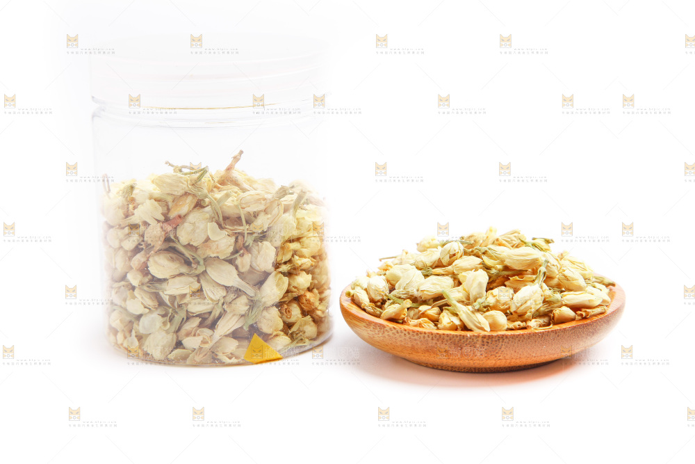 碟子里装着茉莉花茶