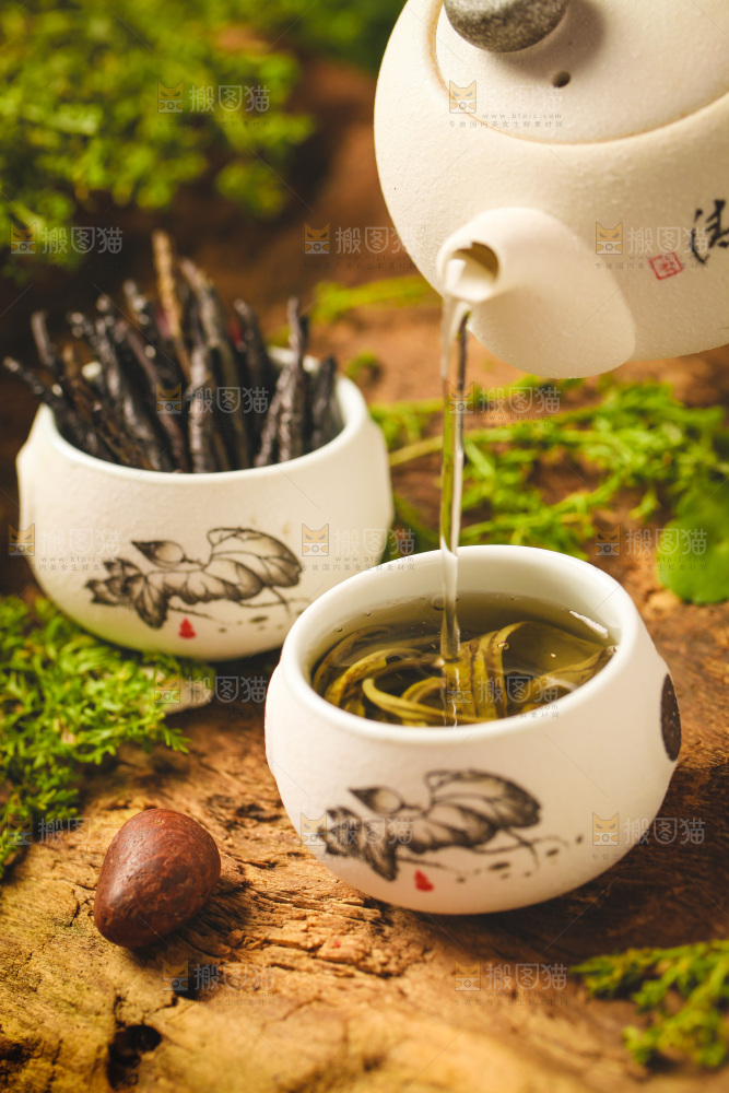 木底上放着一杯苦丁茶