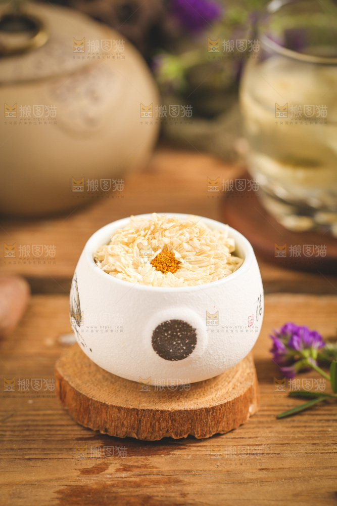 杯子里放着白菊花