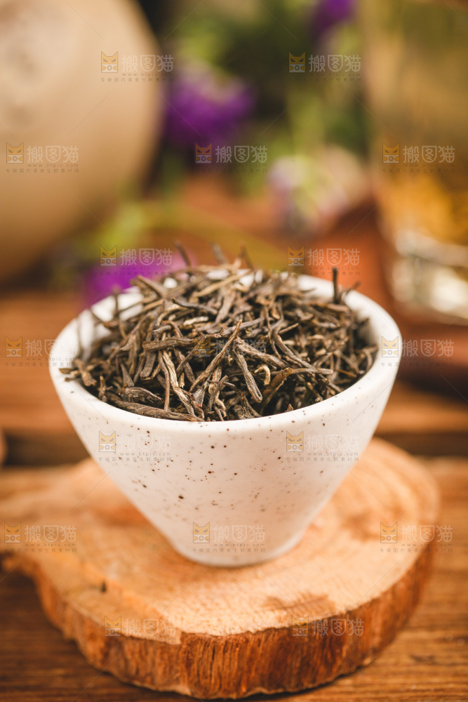 杯子里装着毛尖茶茶叶