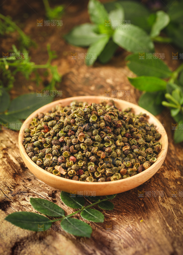 盘子里装着青花椒