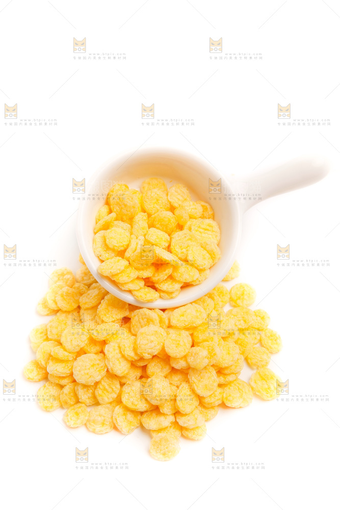 白底上摆放着玉米片