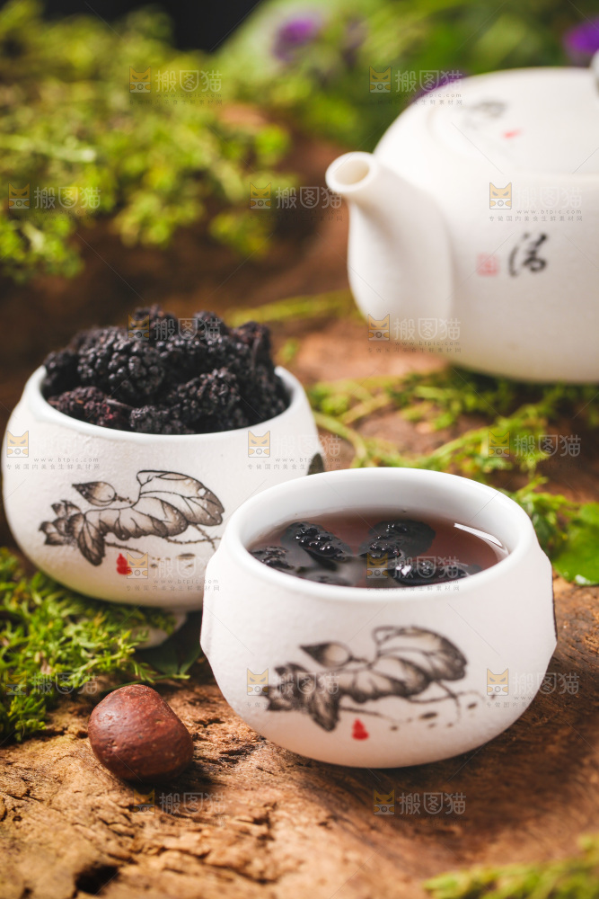 木底上放着一杯桑葚干泡水