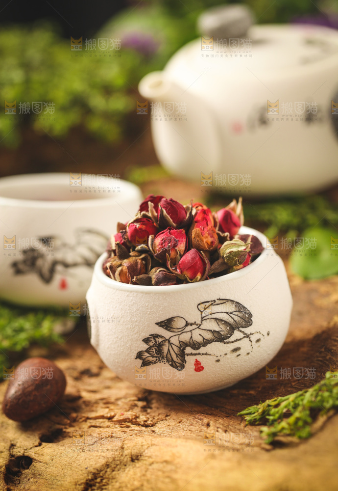 杯子里装着干玫瑰花