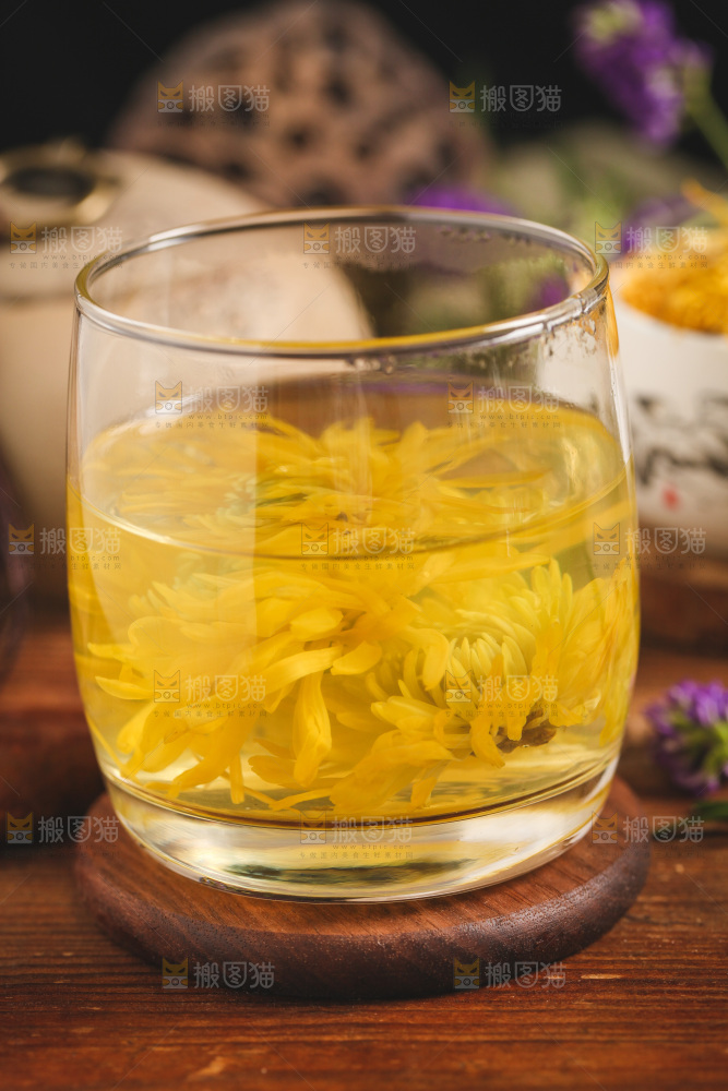 深底上放着一杯金丝皇菊茶