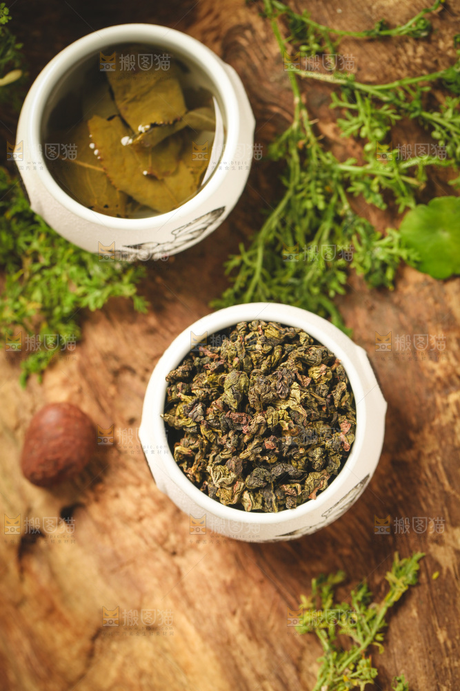 杯子里装着乌龙茶茶叶