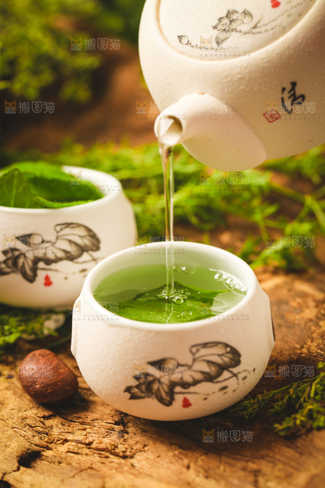 木底上放着一杯薄荷茶