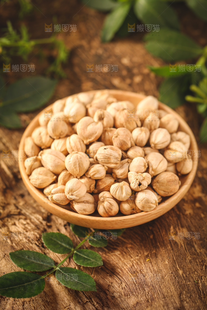 盘子里装着白豆蔻