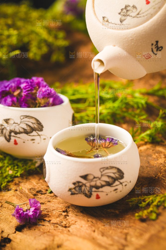 木底上放着一杯勿忘我花茶